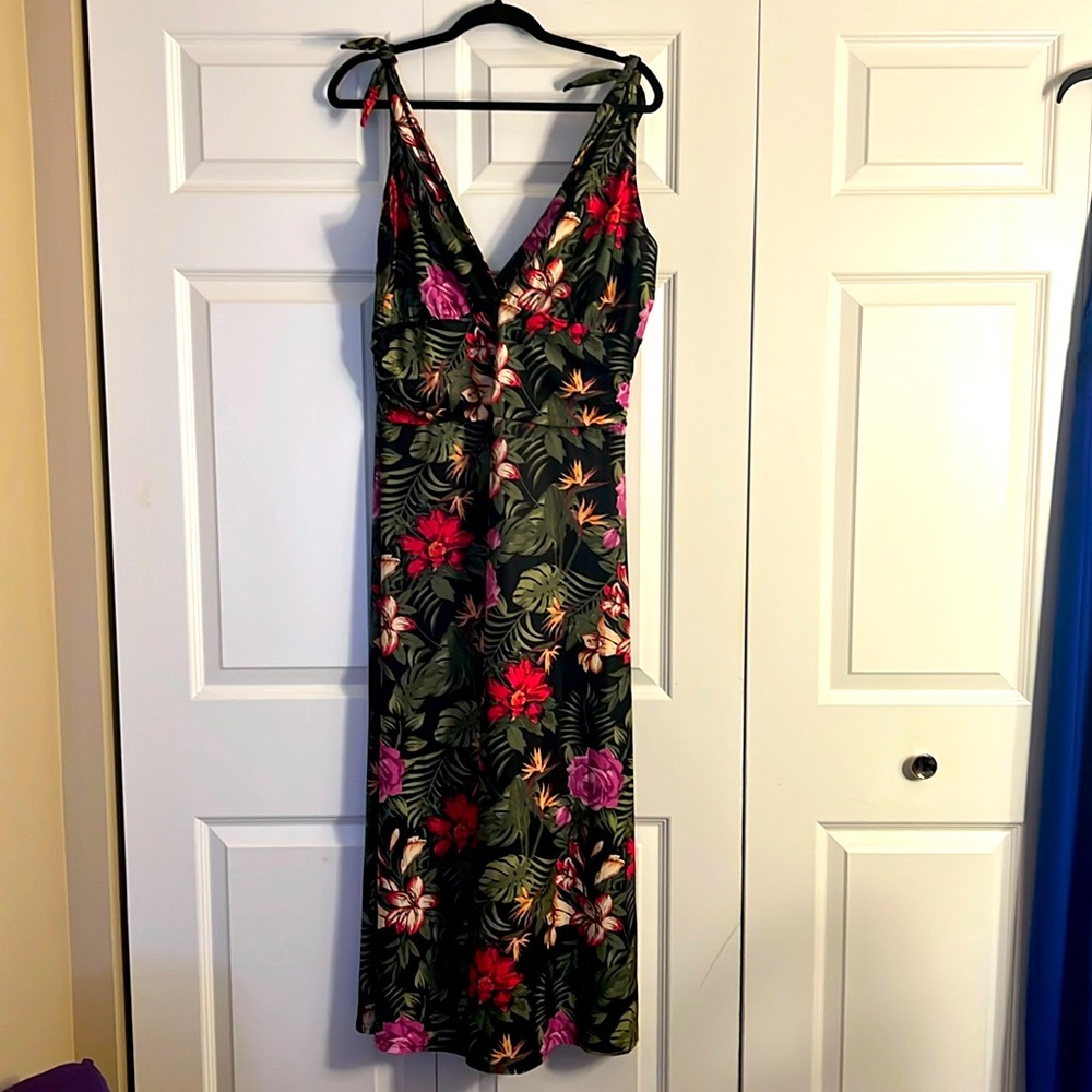 Brand new women's tie shoulder print dress. Size XL. Absolutely stunning.
